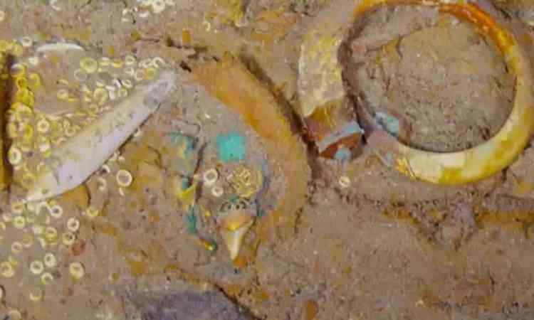 Colar de ouro e dentes de megalodonte descoberto nos destroos do Titanic