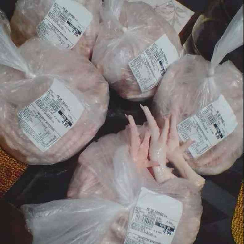 Os 5kg de ps de galinha que Fernanda comprou com a venda das panelas sero almoo e jantar para ela o marido at o fim da semana(foto: Arquivo pessoal)