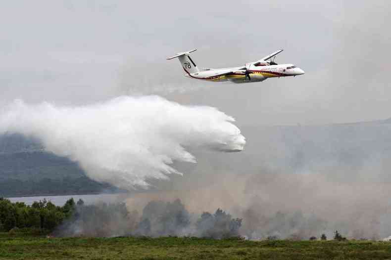 Avião derrama água sobre área atingida por incêndio na França