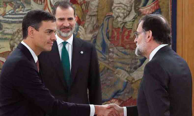 Pedro Sánchez recebe os cumprimentos de Mariano Rajoy (foto: FERNANDO ALVARADO/AFP)