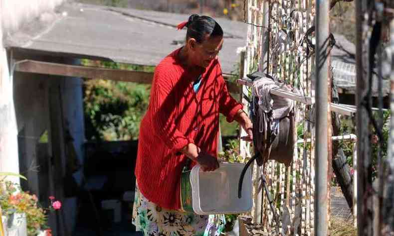 Rita Correia, de 81 anos, dona de casa, mostra torneira sem gua no Bairro Borges, em Sabar, Grande BH