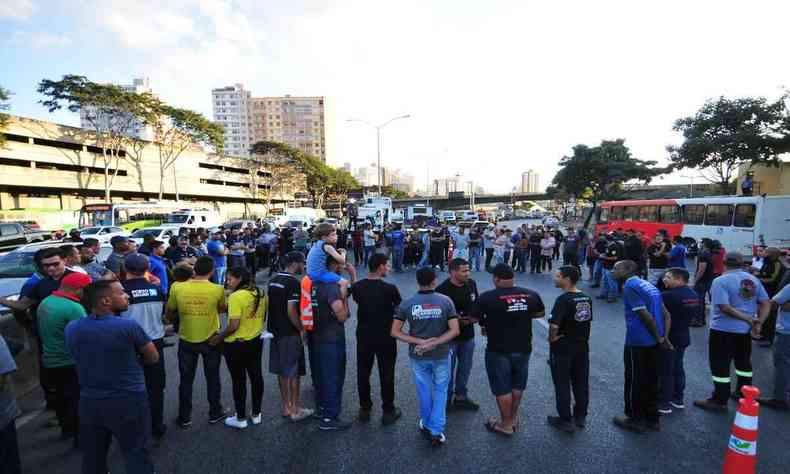 Pessoas reunidas em crculo no protesto pela morte do motorista de reboque, Anderson Cndido