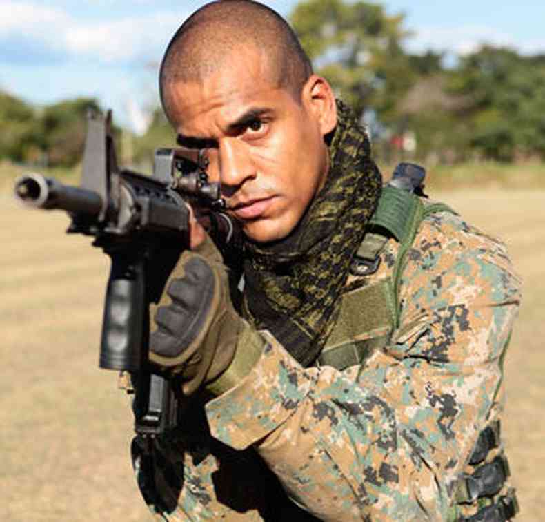 Ator vive seu primeiro protagonista, o sargento Mikhael(foto: Carlos Fofinho/divulgao)
