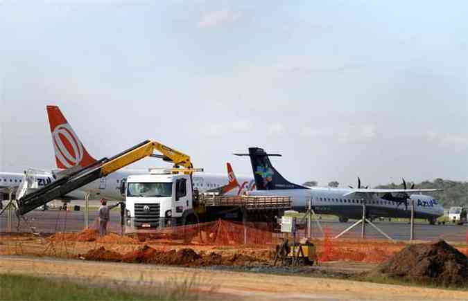 Trabalhos nas areas de pouso, decolagem e estacionamento de aeronaves tiveram incio em setembro e j estouraram a data para entrega (foto: Angelo Pettinati/Esp.EM/D.A Press 23/10/2013)