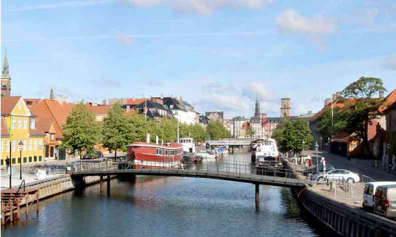 Passeio pelos canais de Copenhagen: casas coloridas do sculo 18 encantam os turistas(foto: Teresa Caram/EM/D.A Press)