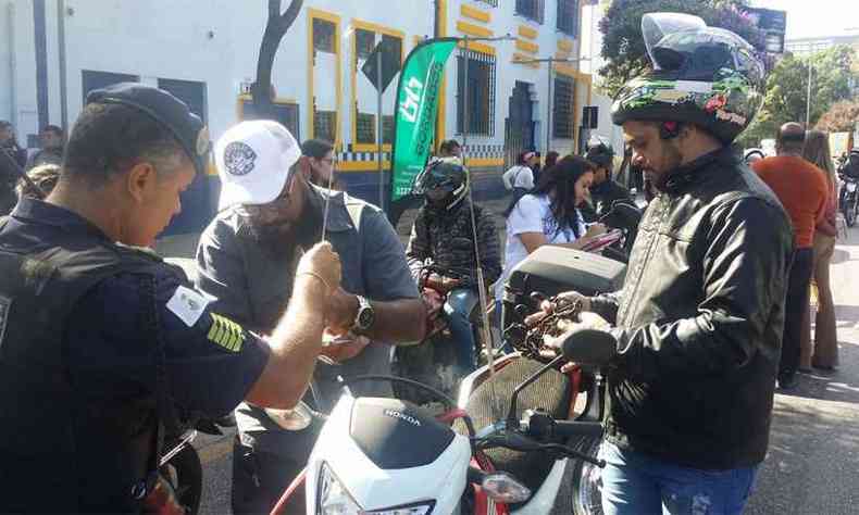 Guardas distriburam antenas para motociclistas na Avenida dos Andradas (foto: Paulo Filgueiras/EM/DA Press)