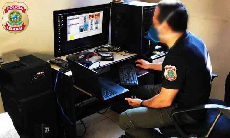 Policial federal analisa computador em operao contra pornografia 