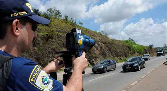 Aparelho flagra carros em alta velocidade a dois quilmetros de distncia(foto: Fotos: Paulo Filgueiras/EM/D.A PRESS)