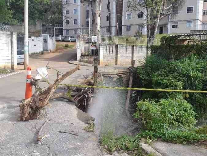 Parte do asfalto da Rua Isabel Raso foi danificado pelo rompimento de um cano. Via fica no Bairro Juliana, Regio Norte de BHPaulo Filgueiras/EM/DA Press