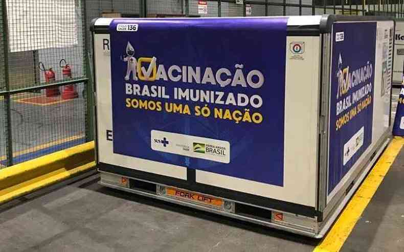 As doses trazidas da ndia chegaram no Rio de Janeiro na ltima sexta-feira (22/1) e neste sbado (23/1) comeam a ser distribudas para os Estados. (foto: Twitter/Reproduo)