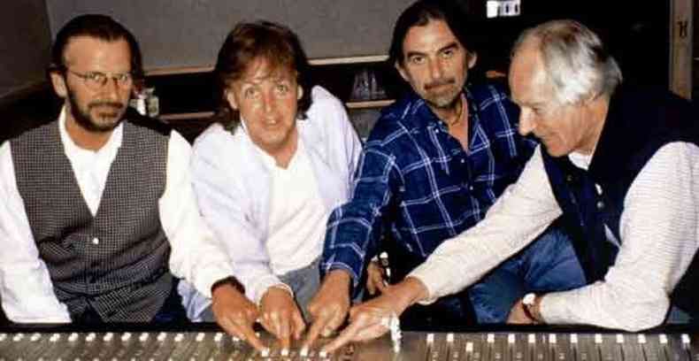 Ringo Starr, Paul McCartney, George Harrison e George Martin durante lanamento do lbum Anthology em 1995(foto: AP Photo)