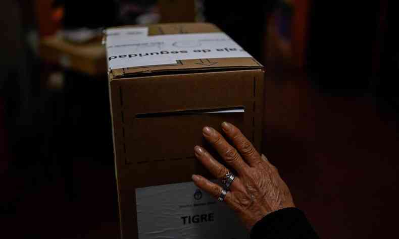 Eleitora deposita voto nas primrias argentinas de 2023