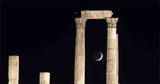 Pessoas na Jordnia conseguiram ver o planeta Vnus acompanhado pela lua crescente logo aps o pr do sol(foto: REUTERS/Muhammad Hamed)