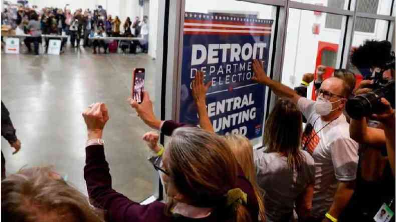 Apoiadores de Trump pressionam contagem de votos em Michigan(foto: Getty Images)