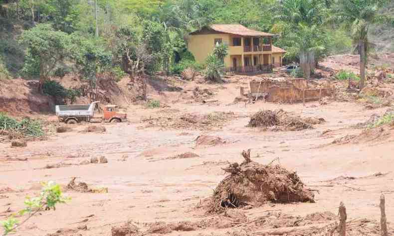 Rompimento da barragem em Mariana causou 19 mortes (foto: Paulo Filgueiras/EM/D.A Press - 06/11/2015)