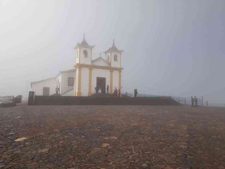 Santurio da Serra da Piedade, em Caet, coberto com neblina