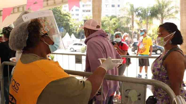 Fransciscanos distribuem 2400 refeies por dia no largo So Francisco, no centro de So Paulo(foto: Divulgao)