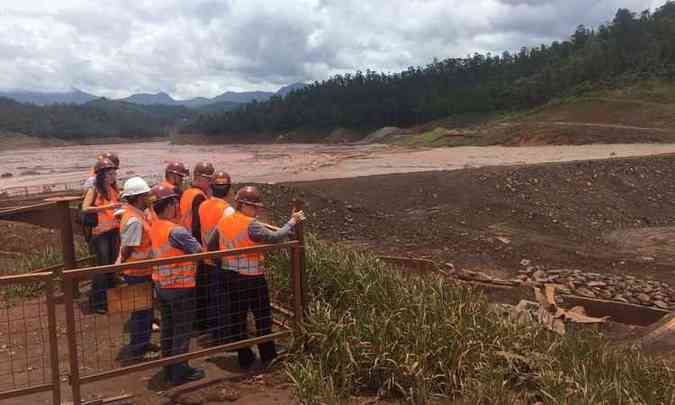 Comisso de deputados fez visita ao local de movimentao de lama em barragem da Samarco(foto: Flvia Barros/Assessoria Agostinho Patrus Filho/Divulgao)