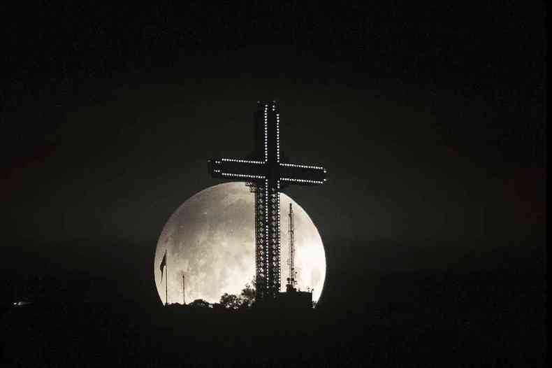 Lua por trs de uma cruz durante o eclipse em Skopje, na Macednia