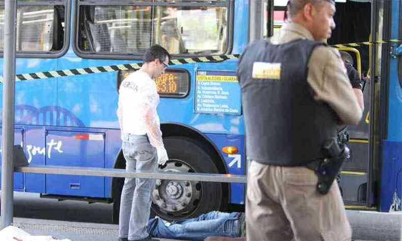 Fiscal foi morto a tiros dentro de um nibus na Avenida Cristiano Machado(foto: Edsio Ferreira/EM/DA Press )