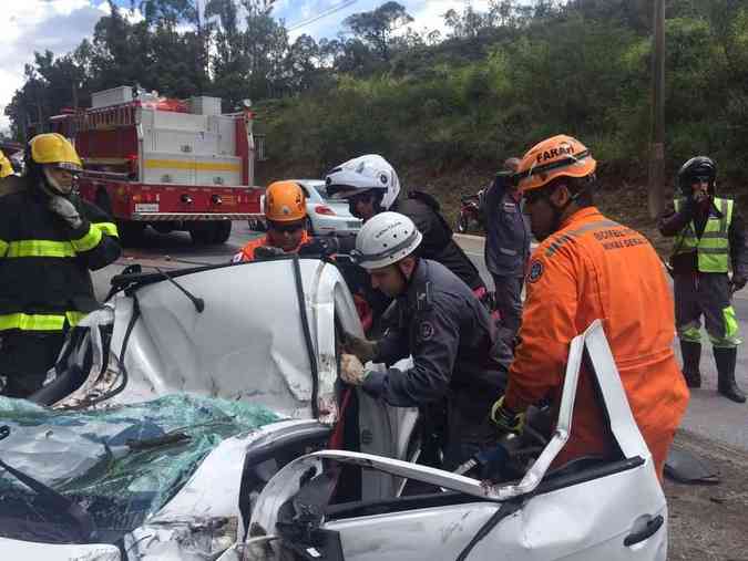 Um dos veculos envolvidos na batida  da Via 040, concessionria que administra a rodoviaCorpo de Bombeiros/Divulgao