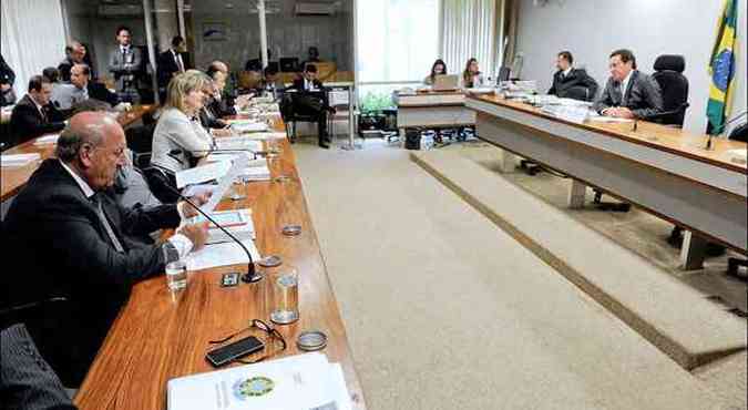 Reunio da Comisso de Constituio e Justia do Senado. Proposta agora ser levada ao plenrio da Casa e depois  Cmara dos Deputados(foto: Marcos Oliveira/Agncia Senado)