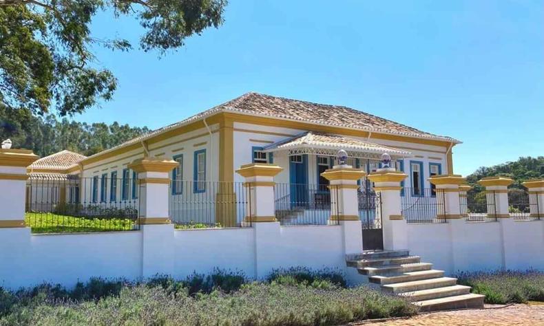 Foto da fachada da centenria Fazenda do Cruzeiro, na cidade mineira de Santo Antnio do Amparo
