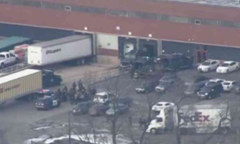 Imagens de TV locais mostraram diversos carros de polcia em um cerco a um grande edifcio (foto: NBC/Reproduo)