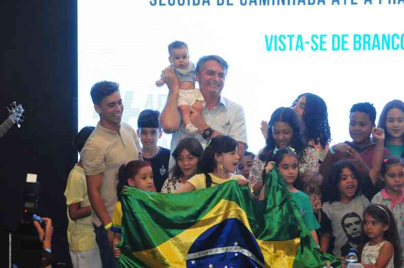Nikolas e Bolsonaro posam com crianas