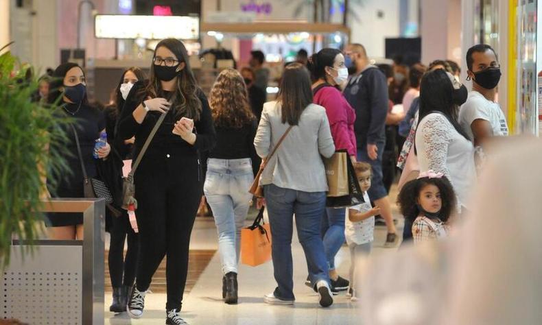 Quem foi ao Centro e aos shoppings pôde conferir o movimento durante todo o dia(foto: Gladyston Rodrigues/EM/D.A press) Quem foi ao Centro e aos shoppings pôde conferir o movimento durante todo o dia(foto: Gladyston Rodrigues/EM/D.A press)