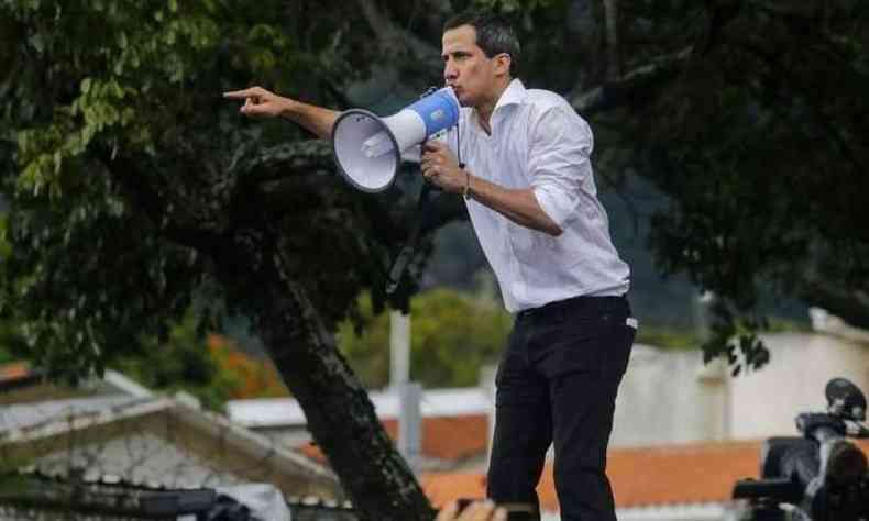 Juan Guaid convoca apoiadores para manifestarem contra Maduro (foto: Cristian Hernadez/AFP)