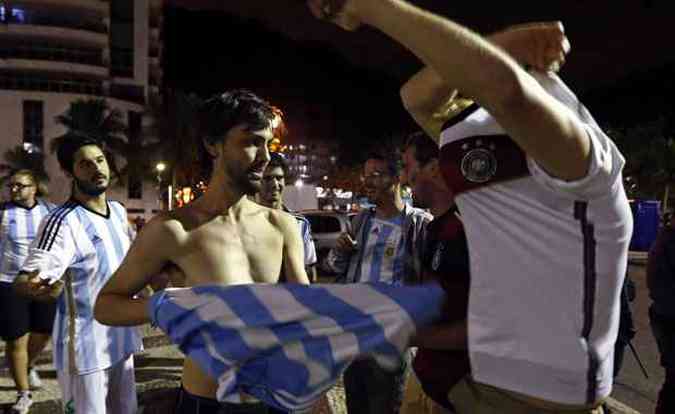 Torcedores de Argentina e Alemanha trocam camisas no calado de Copacabana. Copa foi sucesso nas ruas tambm(foto: REUTERS/Marcos Brindicci)