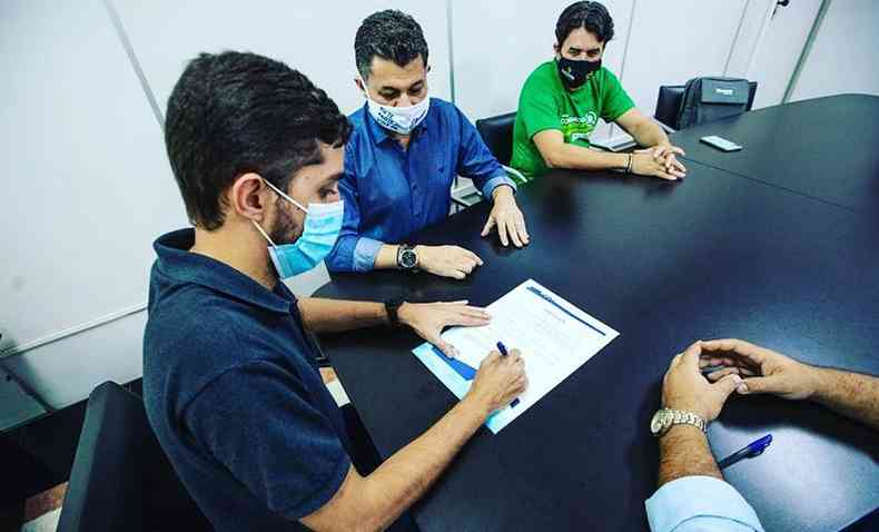 Depois de denunciar a clonagem de sua conta no WhatsApp, Gustavo Nunes despachou com o presidente da CDL/Ipatinga(foto: Reproduo Facebook PMI)