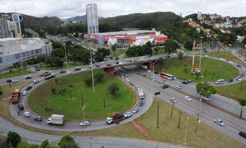 Como  a configurao do trevo do BH Shopping hoje: Opera no local um sistema conhecido como trevo de quatro folhas: os motoristas passam embaixo ou sobre o viaduto primeiro para depois pegar os acessos a seus destinos (foto: Paulo Filgueiras/EM/D.A PRESS)