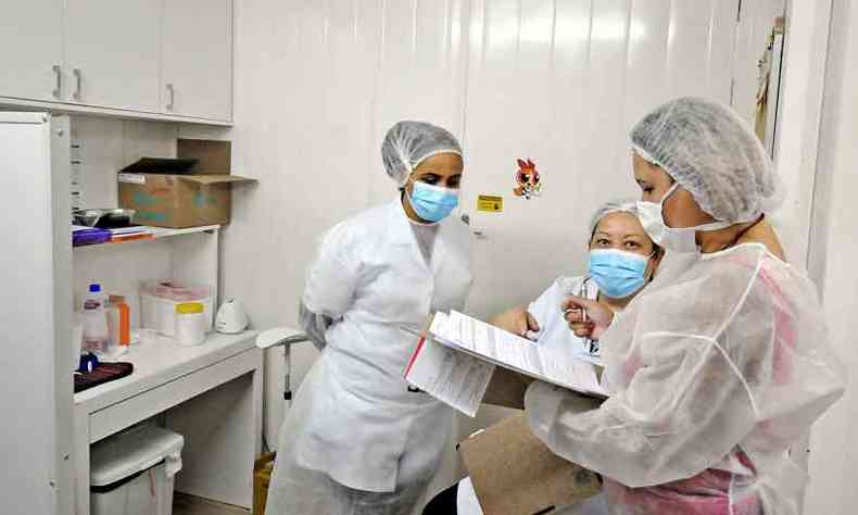 Profissionais de sade tomaram, na UFMG, a vacina em desenvolvimento pelo Instituto Butantan e a chinesa Sinovac, uma das vrias iniciativas em busca de imunizao (foto: Alexandre Guzanshe/EM/D.A Press - 31/7/20)