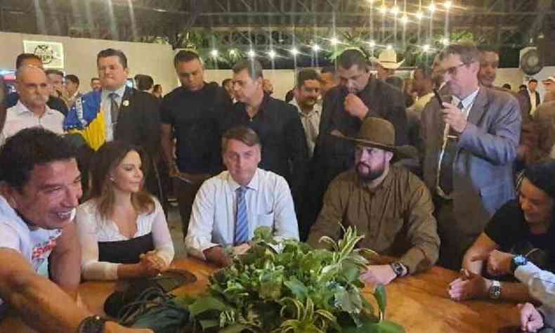 Bolsonaro durante lanamento de frente parlamentar, ao lado do deputado Z Trovo e da cantora Sula Miranda