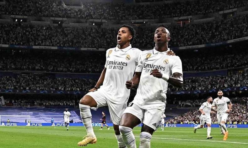 Imagem de Vini Jr e Rodrygo em comemora��o no Santiago Bernabeu