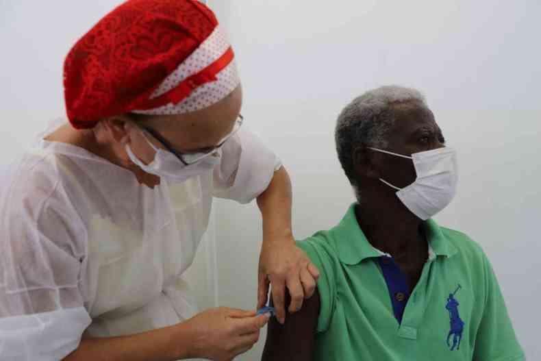 Pessoas de 60 anos comearo a ser vacinadas contra a COVID-19 em Ibirit(foto: Prefeitura de Ibirit/Divulgao)