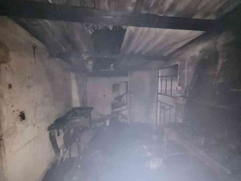 Imagem do interior da casa aps o incndio