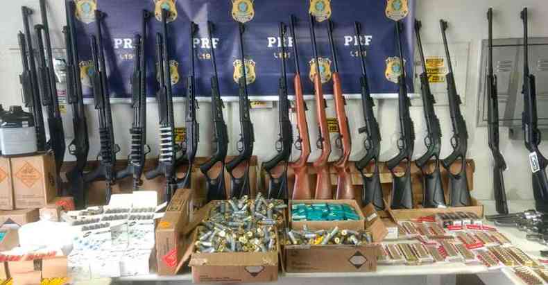 Alm de 54 armas, foi localizada grande quantidade de munio(foto: Polcia Rodoviria Federal/Divulgao)