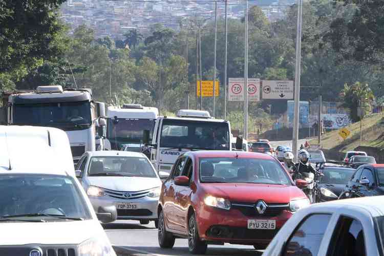 Congestionamento em Belo Horizonte: para especialistas, incentivo  venda de automveis vai na contramo do futuro da mobilidade e ainda implica aumento da poluio