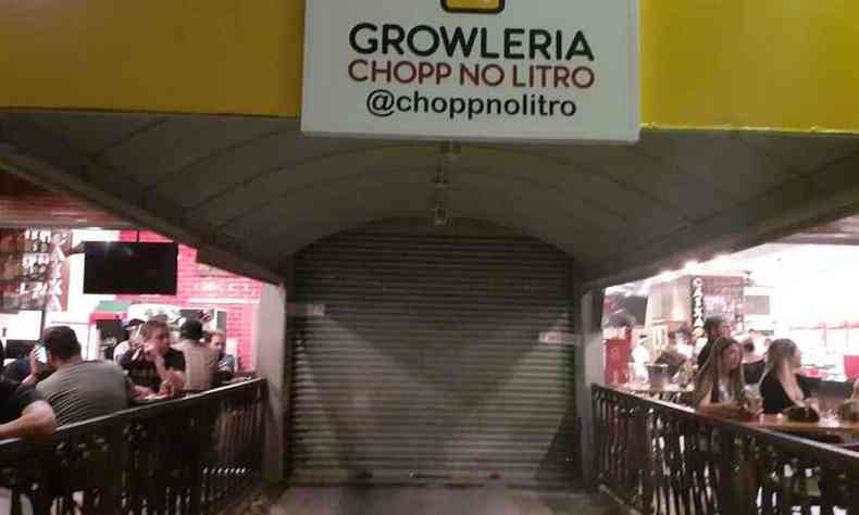 Growleria Chopp no Litro, na Alberto Cintra, foi interditada neste sbado por no oferecer nem lcool em gel aos clientes(foto: Dborah Lima/EM/D.A Press)