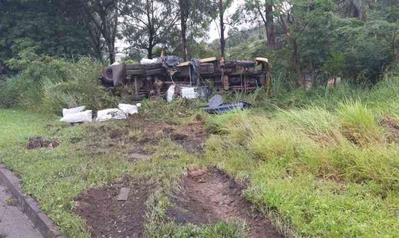 Veculo pesado tombou no KM 501, da BR-040 em Sete Lagoas, sentido Braslia.(foto: Corpo de Bombeiros/ Divulgao)