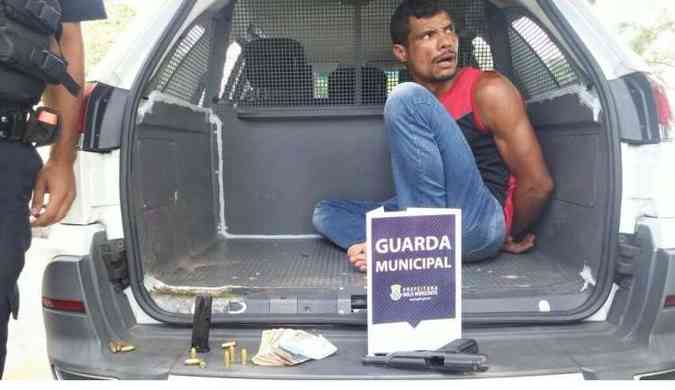 O homem j tem passagens por roubo e trfico de drogas(foto: Guarda Municipal/Divulgao)