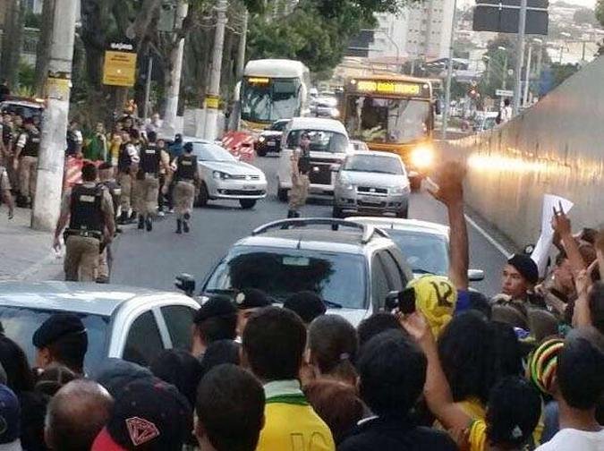 Engarrafamento na Avenida Cristiano Machado em frente ao Hotel Ouro Minas(foto: Juarez Rodrigues/EM/D.A.Press) Engarrafamento na Avenida Cristiano Machado em frente ao Hotel Ouro Minas(foto: Juarez Rodrigues/EM/D.A.Press)