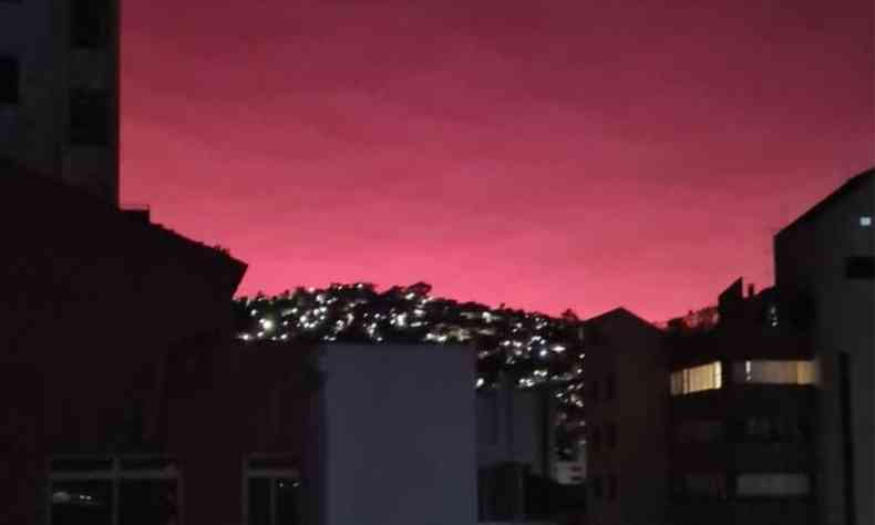 Céu rosa durante a madrugada em Belo Horizonte após erupção de vulcão