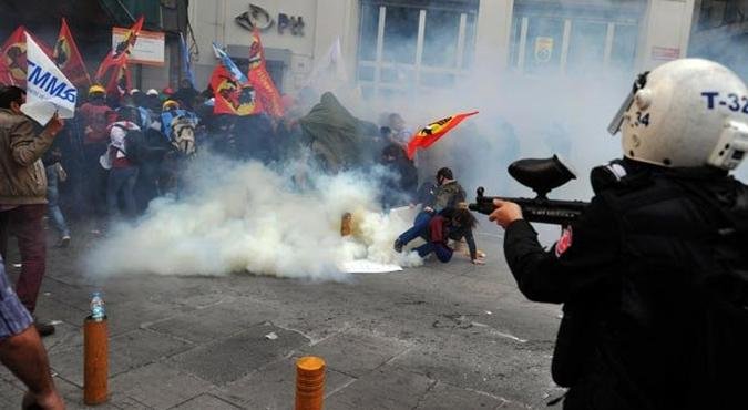 Policiais jogam g�s lacrimog�nio para dispersar protestos na cidade de Istanbul(foto: OZAN KOSE/AFP)