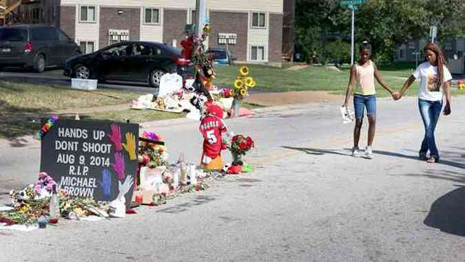 Homenagens e protestos pela morte de jovem tomam as ruas de Ferguson(foto: JOE RAEDLE)