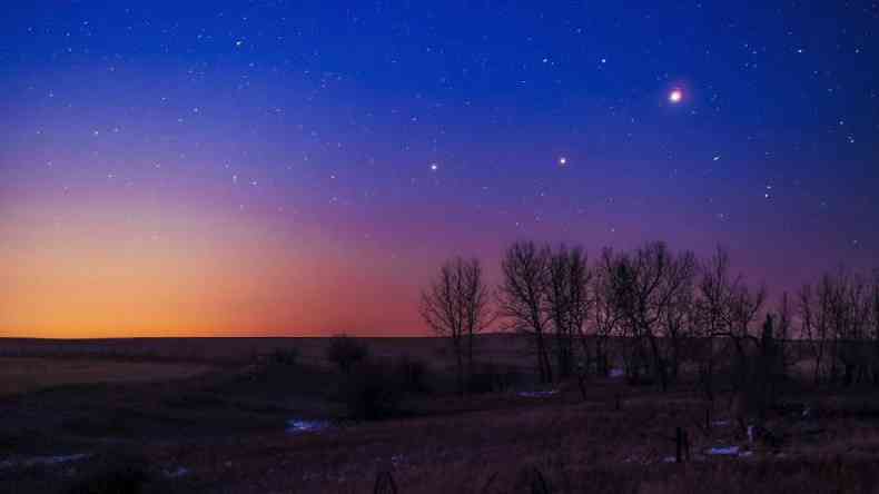 Da esquerda para a direita, o trio Saturno, Marte e Jpiter ao amanhecer em Alberta, Canad; esta imagem  uma composio de exposies mltiplas