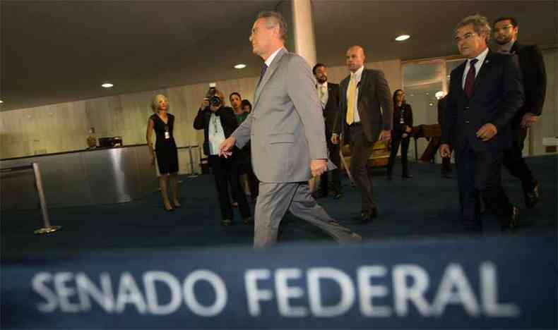 Renan Calheiros seguido pelo vice-presidente do Senado, senador Jorge Viana (PT/AC), que assumiria o cargo de presidente do Senado(foto: Lula Marques/ AGPT)